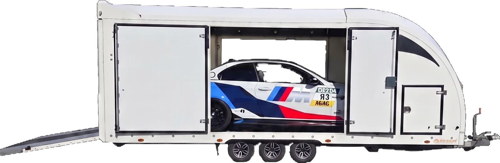 Brian James Race Transporter 6 in Seitenansicht, Seitentüren geöffnet, ein BMW M im Laderaum, Heckklappe als Rampe abgesenkt
