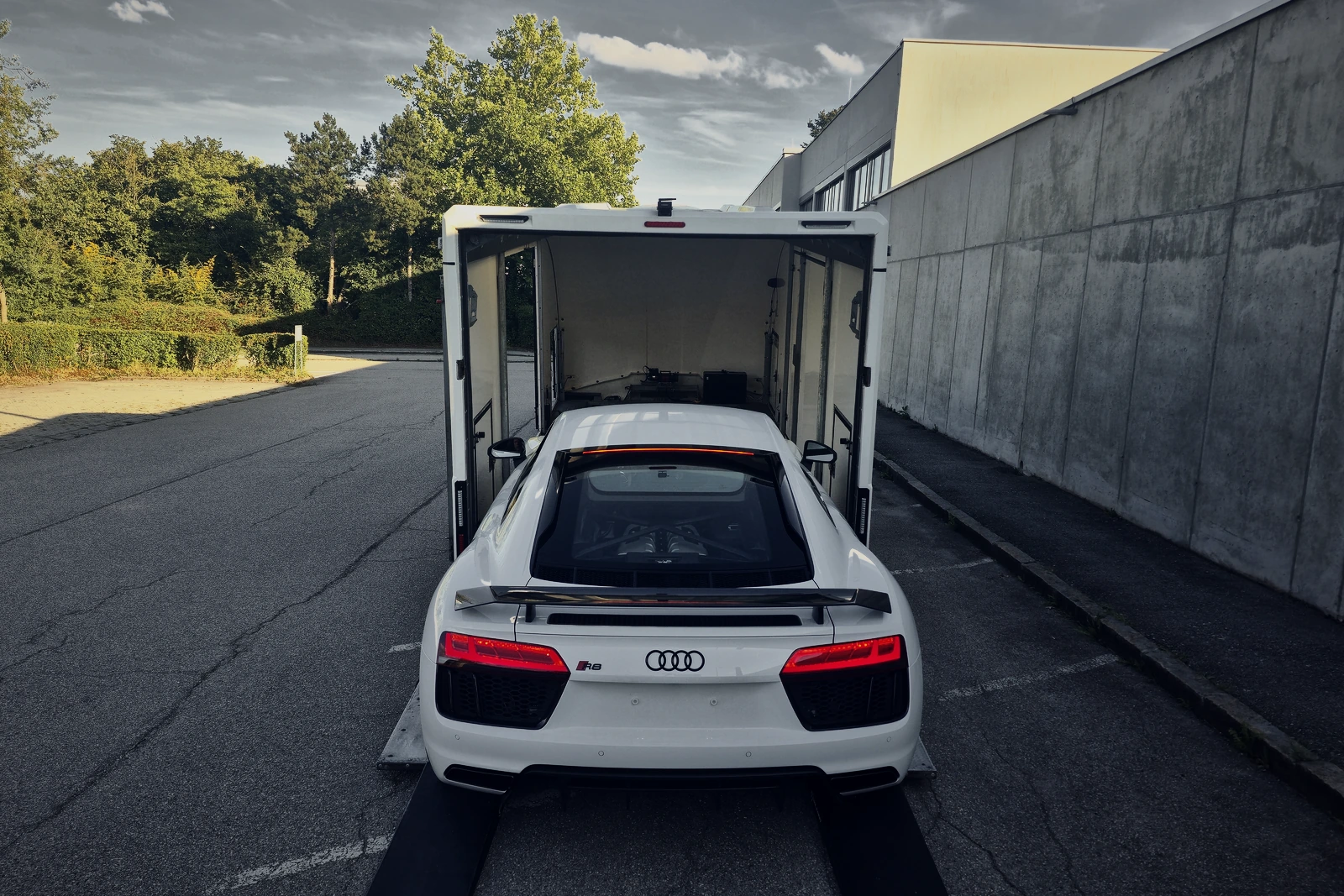 Der Audi R8 steht frontal vor der abgesenkten Rampe