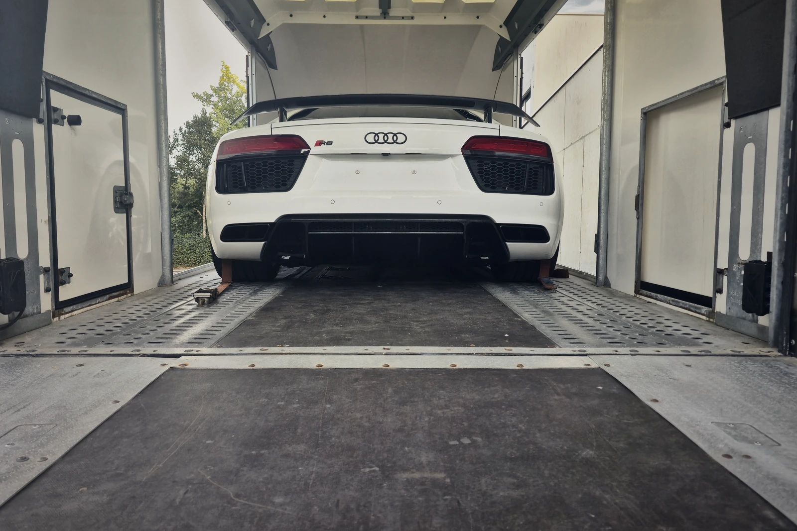 Der Audi R8 verzurrt im Laderaum, von hinten aufgenommen