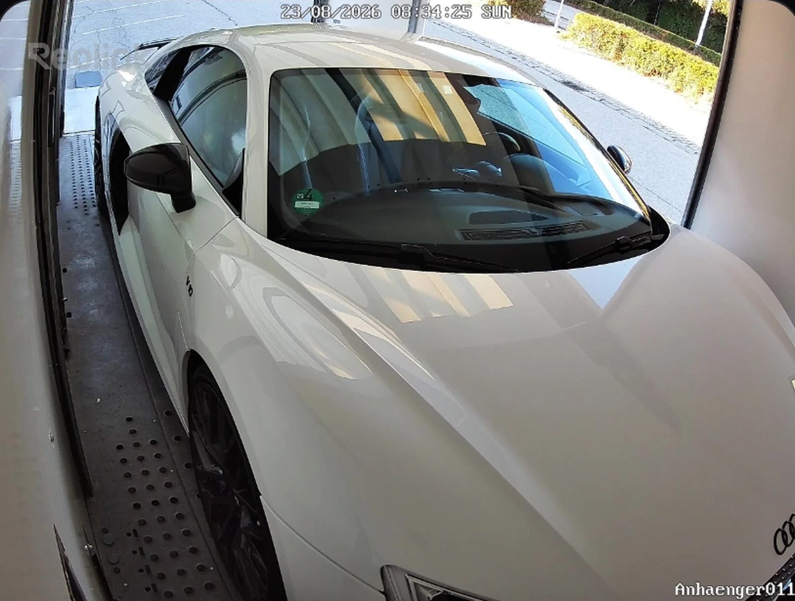 Standbild der Laderaumkamera: der Audi R8 steht verzurrt im geschlossenen Anhänger