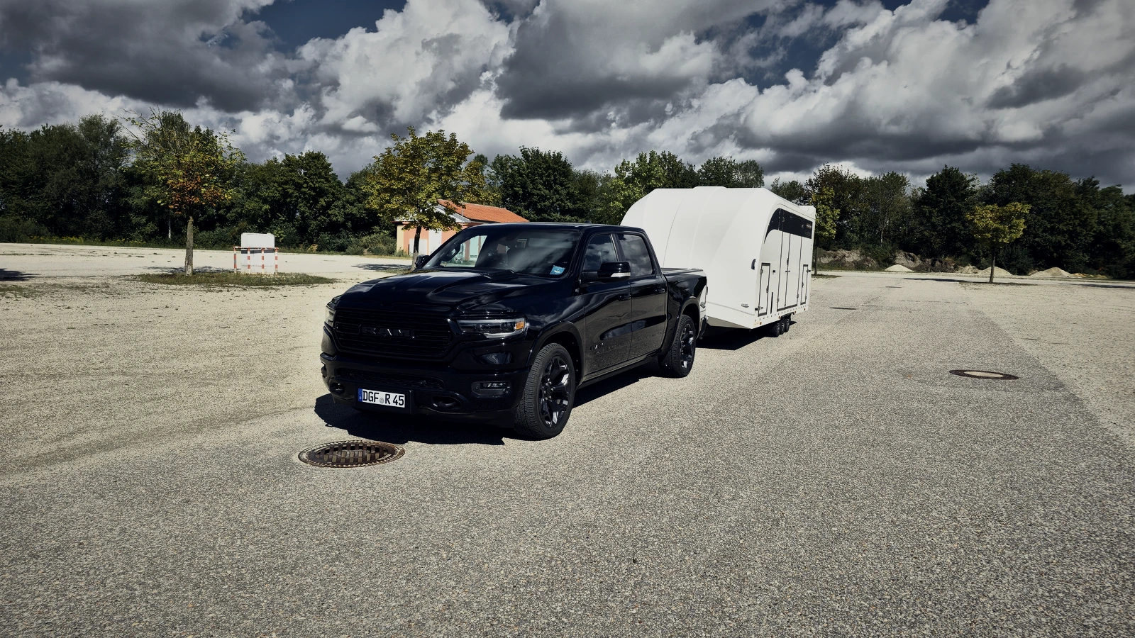 RAM 1500 Limited mit dem geschlossenen Anhänger, von vorne schräg