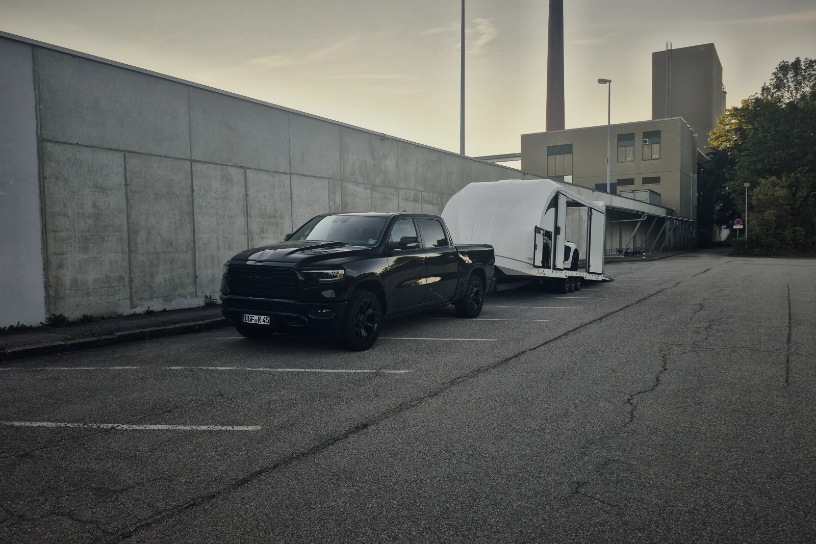 RAM und Anhänger, abends