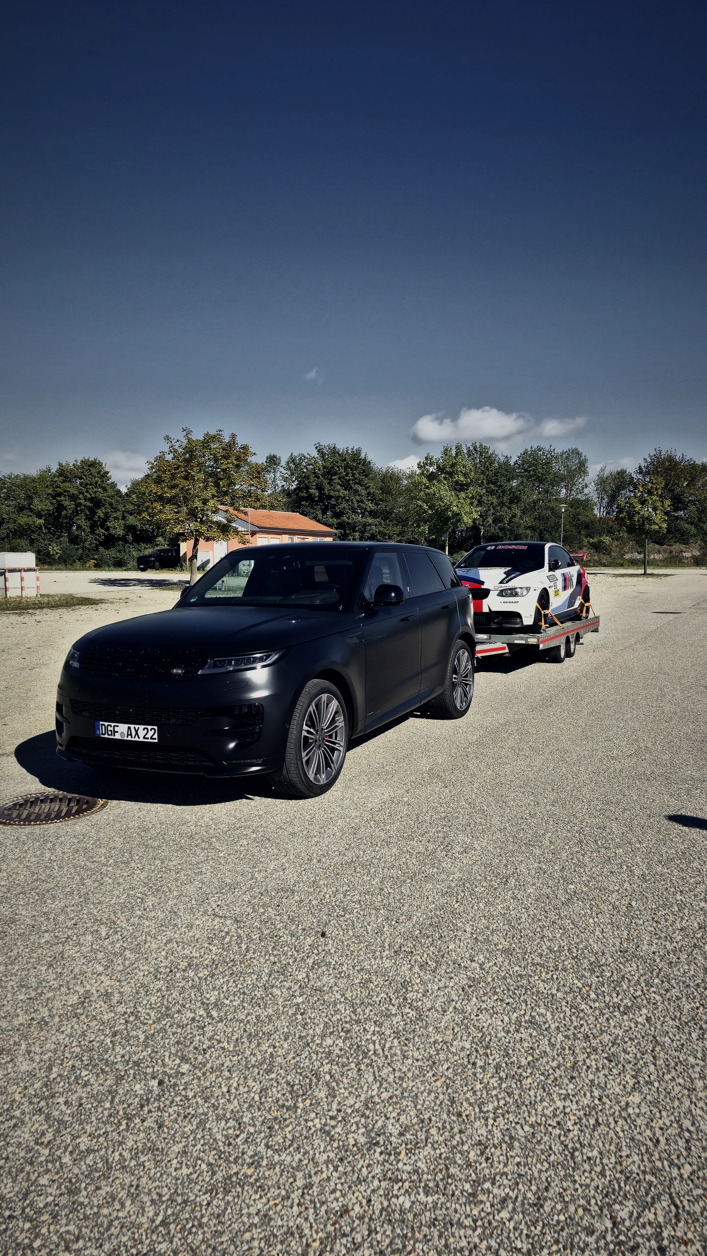 Range Rover Sport mit der beladenen offenen Plattform, von vorne schräg