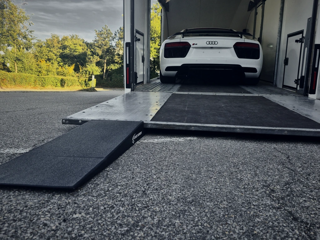 Der R8 im Laderaum, sicher Verladen mit zusätzlichen Raceramps