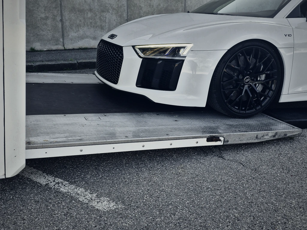 Der Audi R8 beim Einfahren in den Trailer