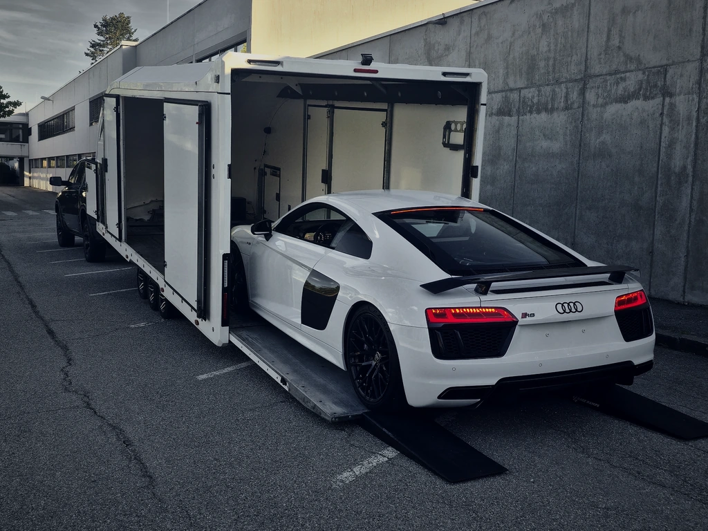 Der R8 beim Einfahren in den geöffneten Anhänger