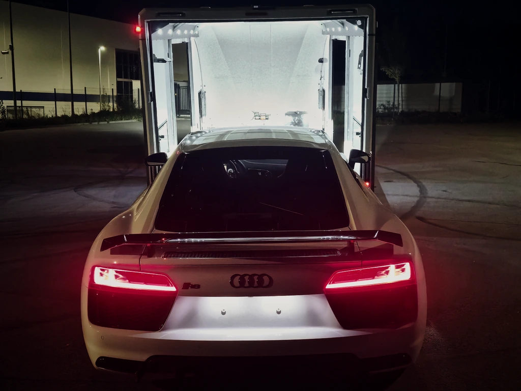 Der R8 bei Nacht vor dem Anhänger