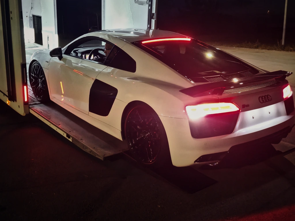 Der R8 beim Einfahren, von hinten