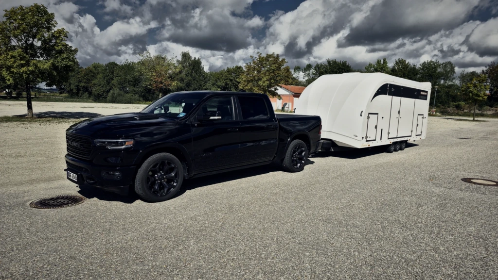 Der RAM 1500 mit dem geschlossenen Anhänger.