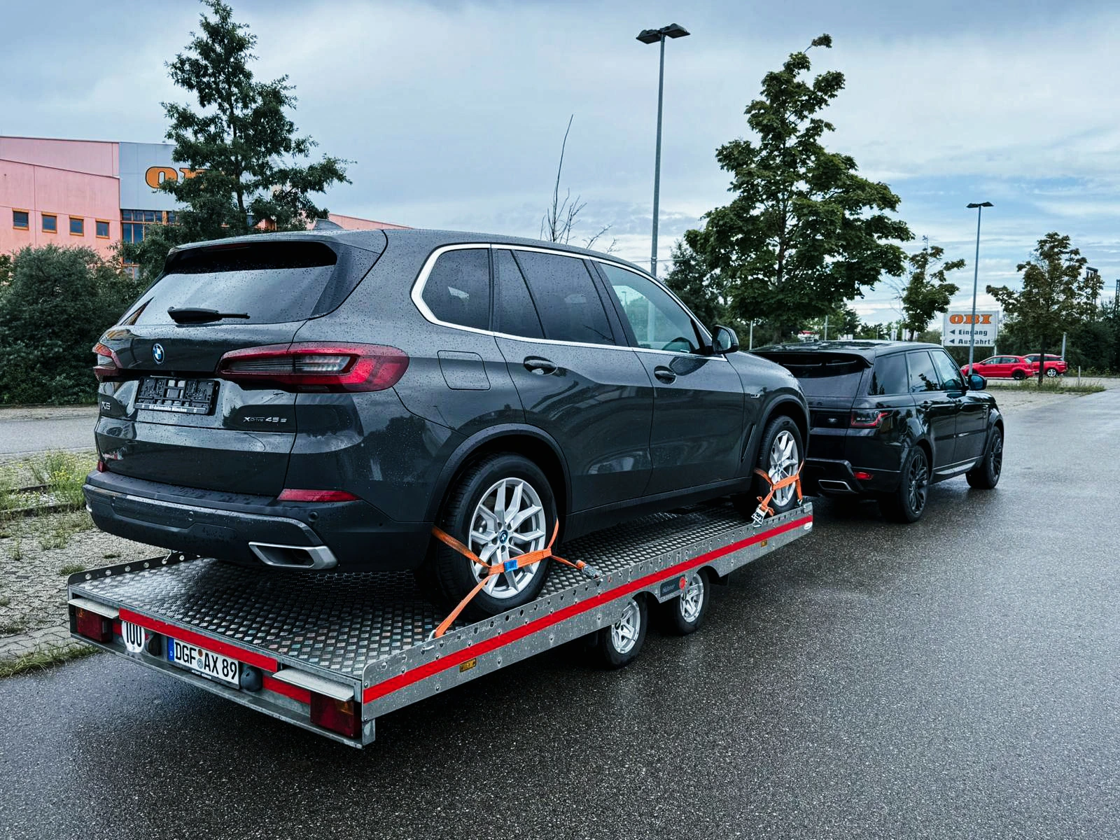 Gespann mit dem BMW X5 auf der offenen Plattform von hinten